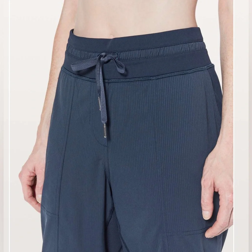 Lululemon On The Fly Pant Size 8 Navy 25” Cropped Pull On Work Travel